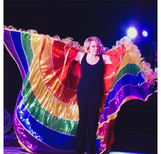 Casaco icônico de arco-íris de Joan Rivers será leiloado