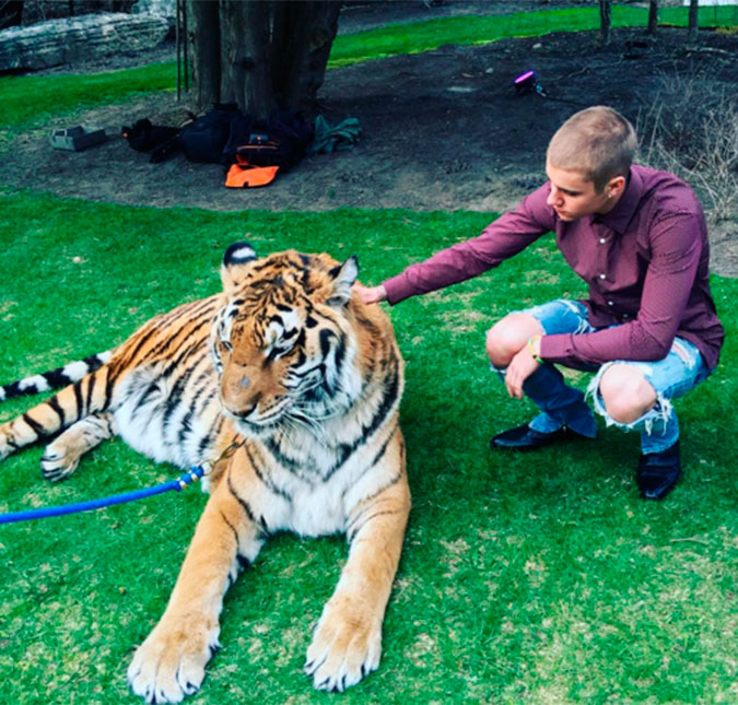 Justin Bieber celebra noivado do pai ao lado de tigre, entenda!