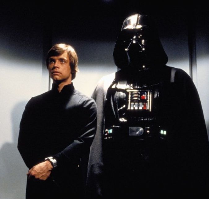 Como não falar também de uma das cenas mais famosas de toda a história e também de todo o cinema? Sim, estamos falando de Luke descobrindo que seu maior rival é, na verdade, seu pai. Cheia de tensão e emoção, a sequência até hoje é repetida por todos. Você não quer ficar de fora disso, né?
