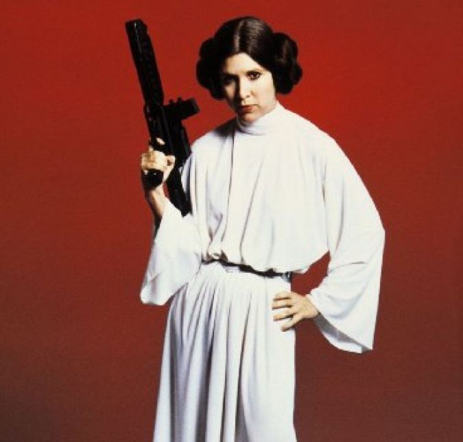 Se o conceito de girl power parece atual para você, pense melhor. Na verdade, pense em coques laterais. Sim, a princesa Leia, interpretada por Carrie Fisher, chegou em um cenário em que a força era quase sempre associada aos homens e acabou provando que era uma líder nata e sem medo nenhum de lutar contra o lado negro da força. Tanto que, eventualmente, ela passa a ser chamada apenas de General.