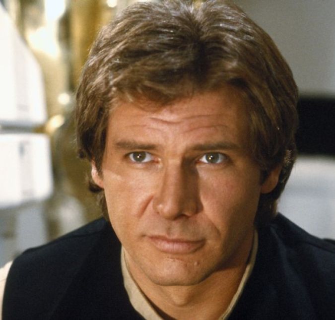 Se alguém ainda tinha resistido aos encantos de Harrison Ford não conseguirá conter o coração por muito mais tempo. Afinal de contas, existe um jeito de não suspirar por Han Solo? Nem a toda poderosa do espaço, Leia, resistiu, o que dirá nós, meros mortais? Entre piadinhas, ironias e muitas jogadas de charme, esse trambiqueiro acabou virando queridinho. E sim, acredite nele quando ele disser que conseguiu ganhar uma corrida com a nave Millenium Falcon fazendo menos de 12 parsecs.
