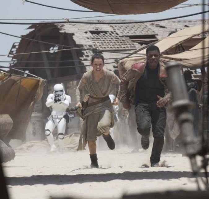 Trazer um clássico de volta para as telonas pode ser uma aposta arriscada. Mas Stars Wars fez isso com maestria e até mesmo os fãs mais devotos não tiveram do que reclamar do longa, que mantém toda a magia da franquia, não descaracteriza nenhuma história ou personagem e ainda sacia um pouco da vontade que todos têm de andar só mais uma vezinha que seja na Millennium Falcon.