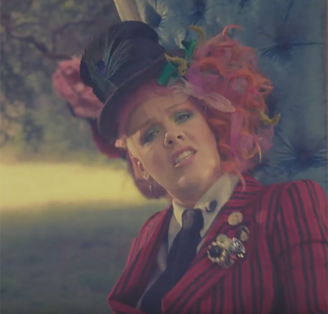 Pink mostra o mundo maluco do País das Maravilhas ao lado da filha no clipe de <i>Just Like Fire</i>, assista!