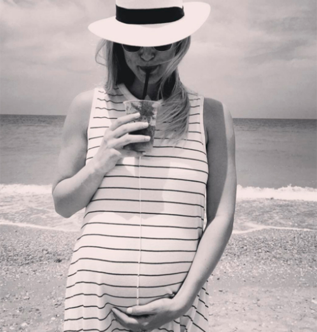 Bar Refaeli exibe o barrigão de grávida enquanto aproveita muito um dia de praia