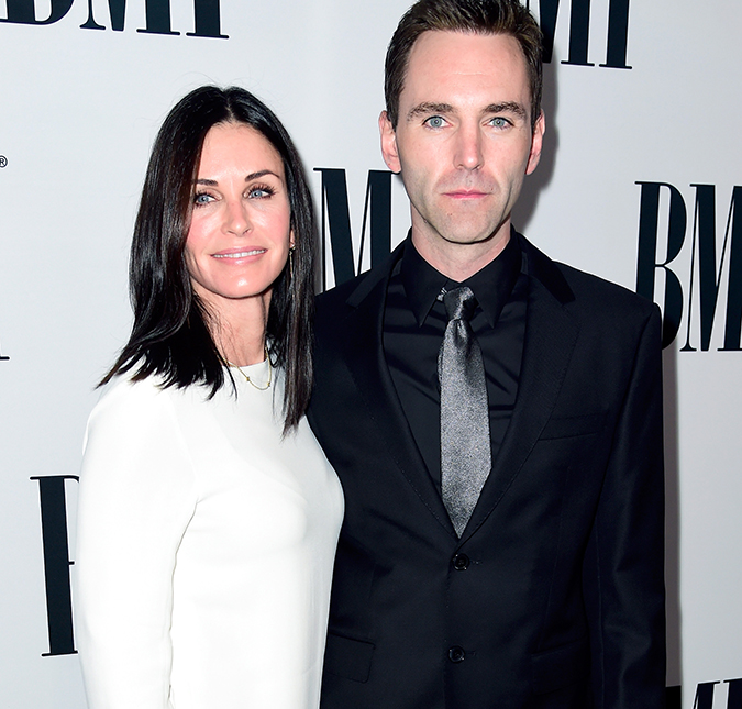 Após terminar o noivado, Courtney Cox volta a aparecer com o namorado no <I>red carpet</i>