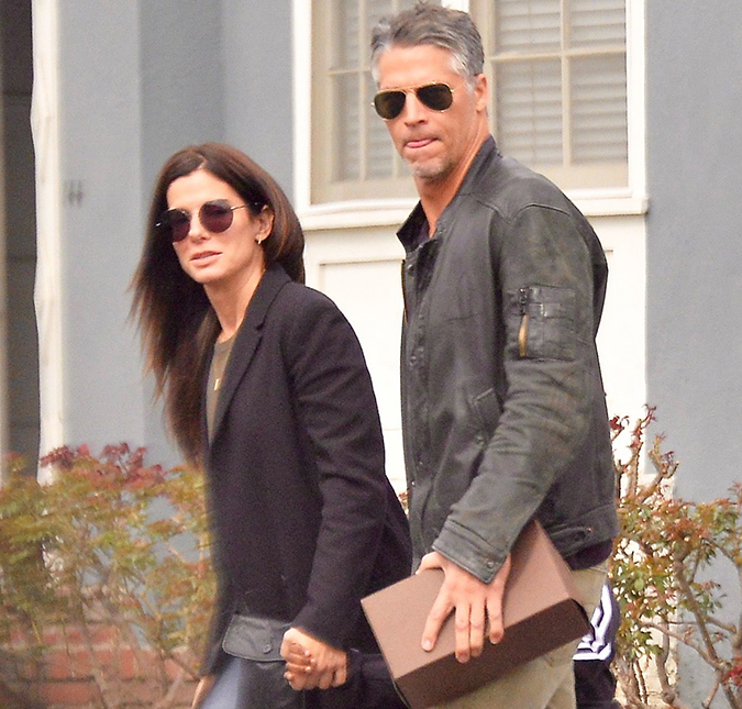 Sandra Bullock está planejando casamento em segredo com o namorado Bryan Randall, diz <I>site</i>