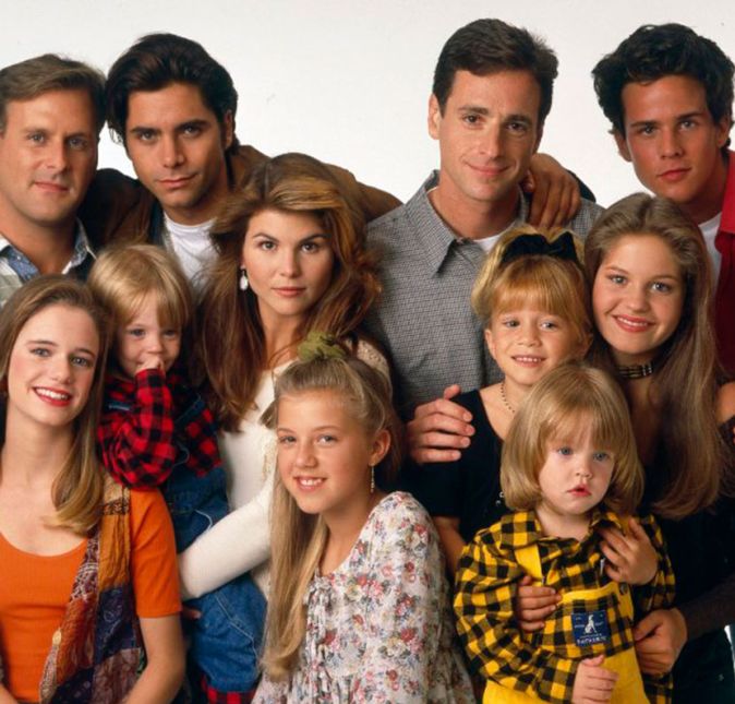 E precisa dizer alguma coisa sobre essa família? Os rostinhos mais conhecidos do mundo das séries, para alegria de muitos, voltou em um reboot chamado Fuller House. Três é Demais, não tem como perder, hein?