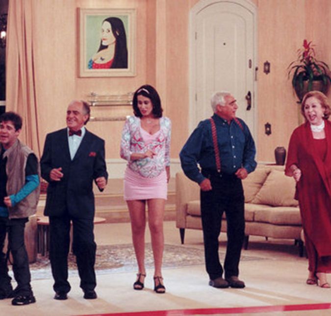 Não há como falar em família sem morrer de saudades de Sai de Baixo. A série global conquistou público de todas as idades e marcou uma geração inteira que não perdia as confusões e brigas da família no domingo à noite!