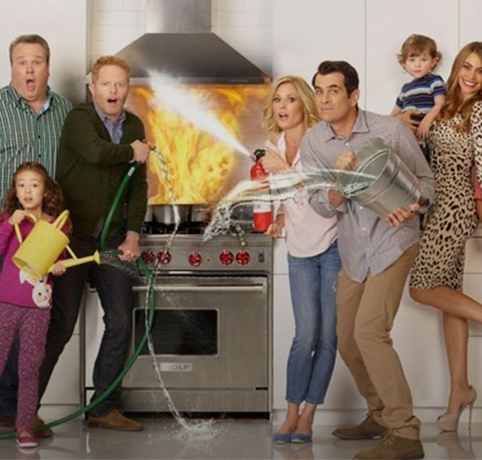 Outra série é Modern Family, possivelmente a família mais gigante da teledramaturgia! Mostrando três famílias que possuem parentesco entre elas, os episódios retratam os problemas que toda família muito maluca tem. Além disso, a série conquista pelos momentos em que os personagens conversam diretamente com a câmera, com a gente, explicando o ponto de vista deles, nos fazendo sentir ainda mais parte do seriado.