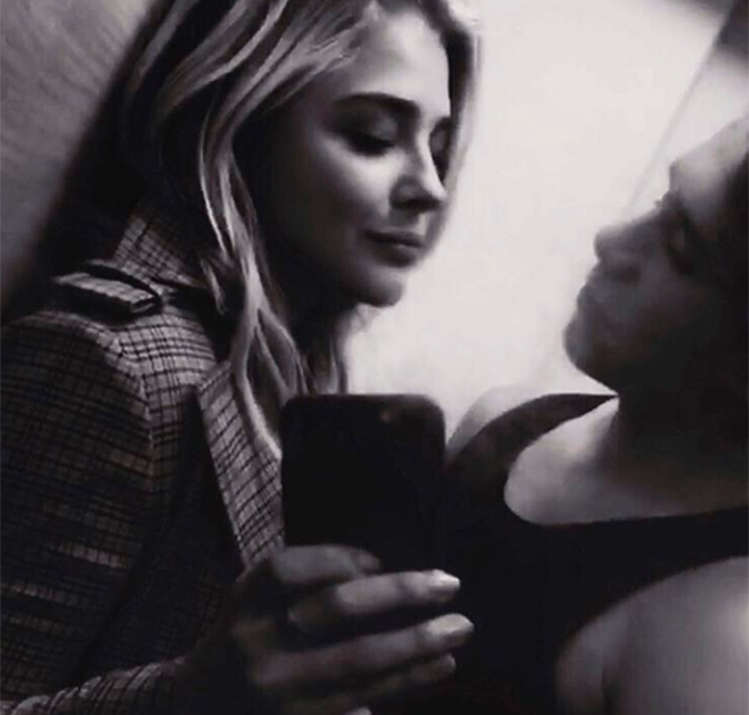 É o amor! Brooklyn Beckham e Chloë Grace Moretz aparecem grudadinhos em clique!