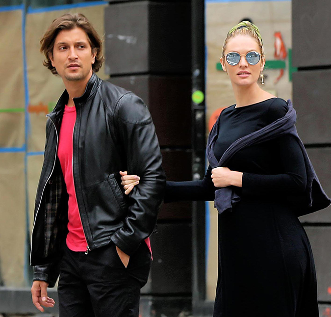 Grávida, <I>angel</i> Candice Swanepoel exibe barriguinha ao lado do namorado, em Nova York, veja!
