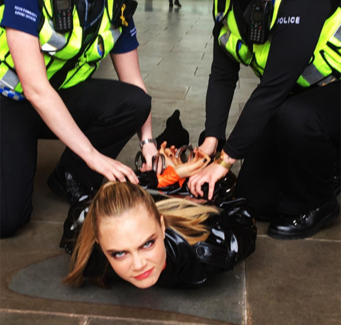 Cara Delevingne surta em estação de trem e faz escândalo. Entenda o que aconteceu!