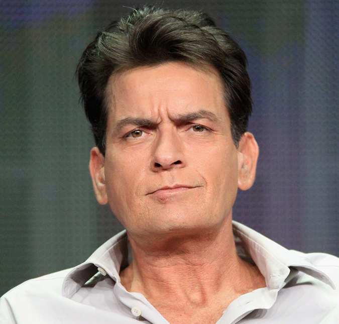 Charlie Sheen está sendo processado em mais de um milhão de reais por dívidas de cartão de crédito, diz <i>site</i>