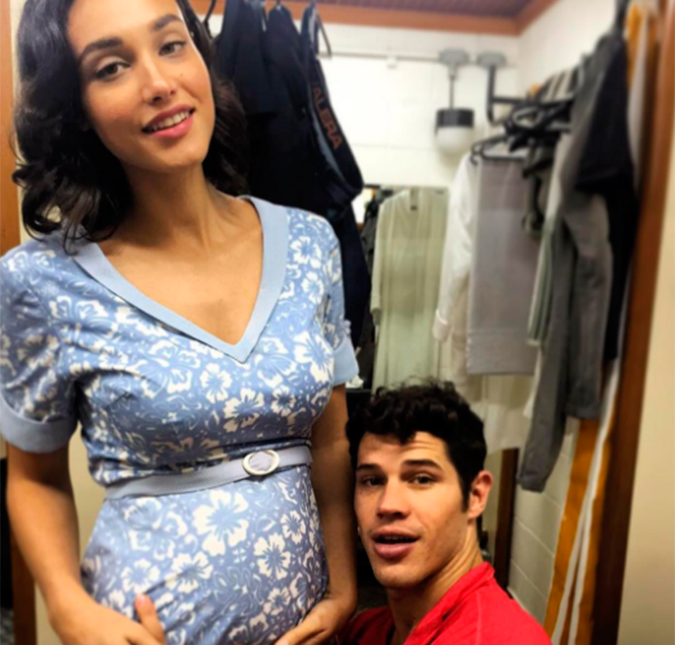 José Loreto exibe barriguinha de grávida de Débora Nascimento e diz que é <I>possível pai</I>, entenda!