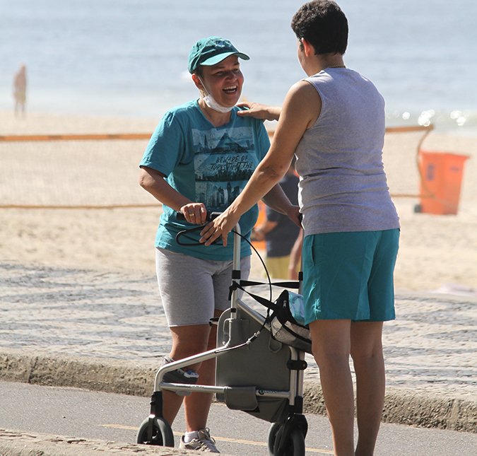 Cinco meses após transplante, Claudia Rodrigues fala sobre seu maior desejo: - <i>Quero botar o pé na areia, nadar no mar</i>