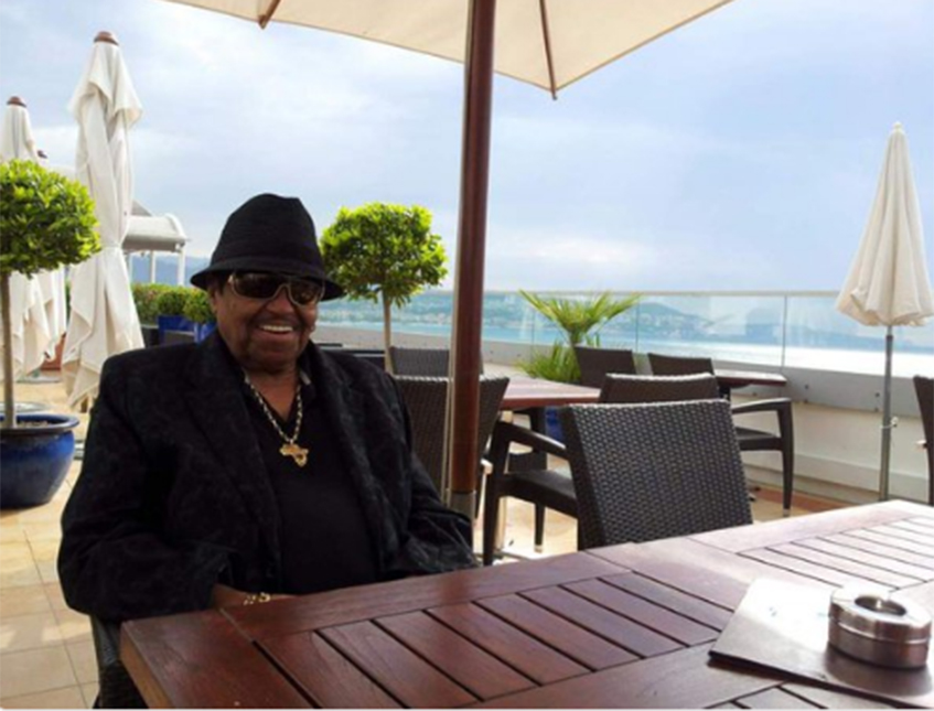 Joe Jackson ironiza rumores de sua própria morte no <i>Twitter</i>