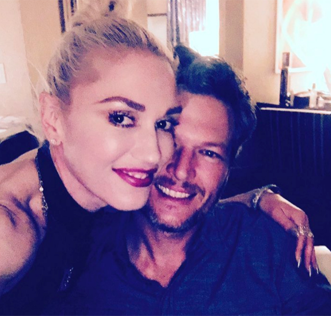 Blake Shelton fala sobre o dueto com a namorada Gwen Stefani: <I>- Eu estava escrevendo uma canção para impressioná-la</I>