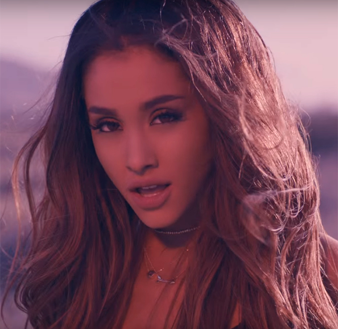 Ariana Grande se liberta do rabo de cavalo em novo clipe, assista