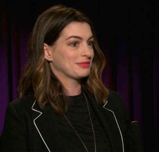 Anne Hathaway relembra seu primeiro beijo, que não foi nada agradável, confira!