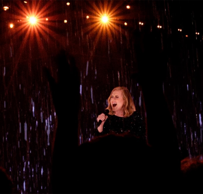 Adele esquece a letra de música em <I>show</I> e a reação dela é hilária, confira!