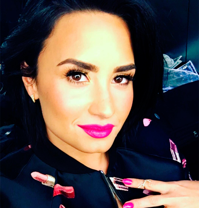 Demi Lovato é obrigada a doar gato após descobrir que é alérgica: <i>Ele não tinha nenhum pelo!</i>