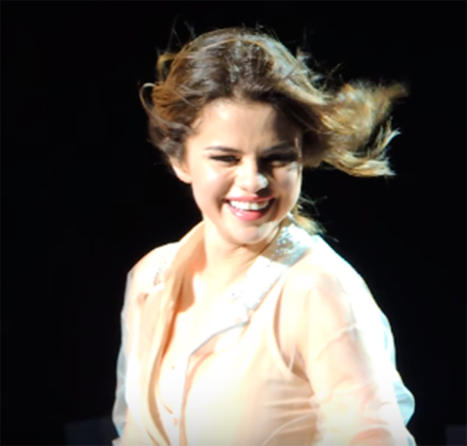 Selena Gomez é homenageada por fãs e cai no choro durante <I>show</i>, assista!