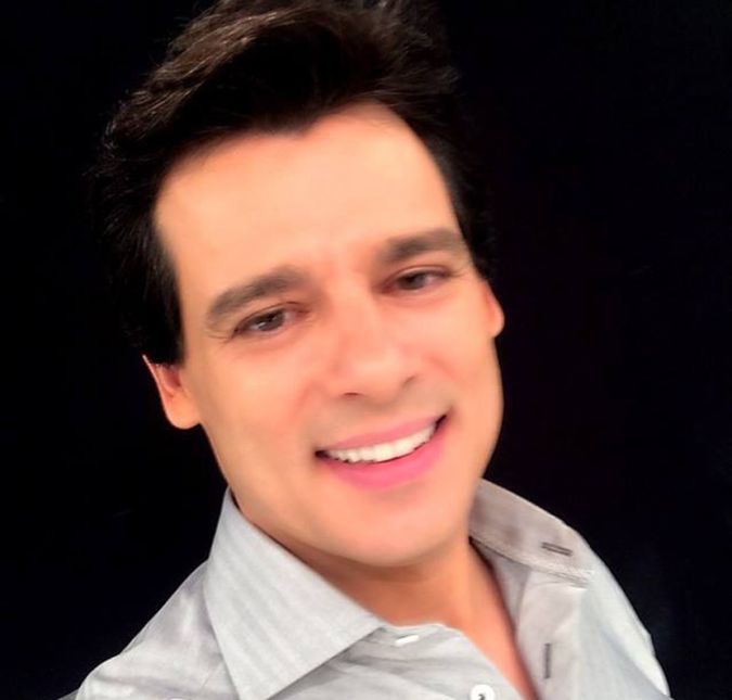 Se você vê este cabelo maravilhoso do apresentador, nem imagina as situações que ele já passou quando era adolescente. Aos 17 anos de idade, ele pegou piolho e teve que raspar o cabelo inteirinho para se livrar do problema! Como se não bastasse, um ano depois, aos 18 anos, ele serviu uma semana no exército e foi dispensado. Sabe o que aconteceu nesta semana? Teve que ficar careca novamente! Se você vê este cabelo maravilhoso do apresentador, nem imagina as situações que ele já passou quando era adolescente. Aos 17 anos de idade, ele pegou piolho e teve que raspar o cabelo inteirinho para se livrar do problema! Como se não bastasse, um ano depois, aos 18 anos, ele serviu uma semana no exército e foi dispensado. Sabe o que aconteceu nesta semana? Teve que ficar careca novamente!