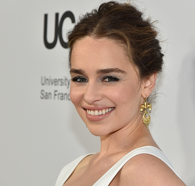 Emilia Clarke, atriz de <I>Game of Thrones</I>, diz que tem uma <I>crush</I> em Leonardo DiCaprio desde os 11 anos de idade