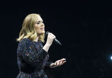 Adele promete fazer show no Brasil durante apresentação em Amsterdã -  Estadão