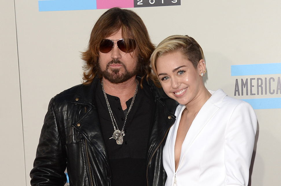 Pai de Miley Cyrus insinua que a filha pode subir ao altar com Liam Hemsworth!