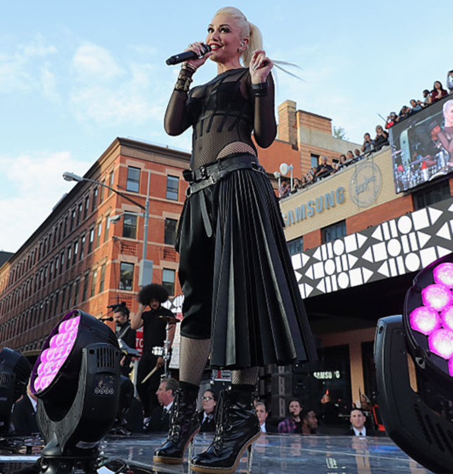 Gwen Stefani surpreende na escolha da roupa ao se apresentar em evento!