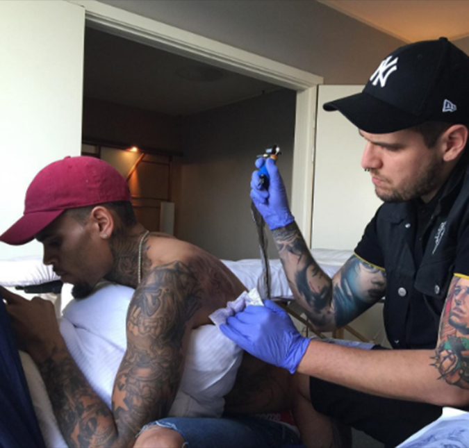 Chris Brown faz tatuagem do rostinho da filha, saiba detalhes!