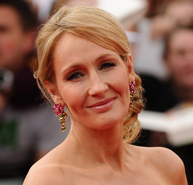 J.K. Rowling não tolera comentários negativos sobre a <I>nova Hermione</I> e diz que os críticos são <I>um bando de racistas</I>