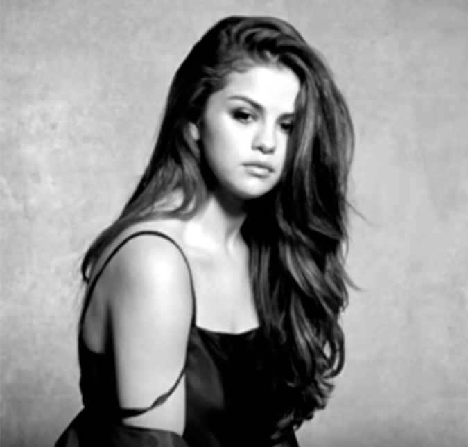 Selena Gomez lança clipe de <i>Kill Em With Kindess</i>, vem ver!