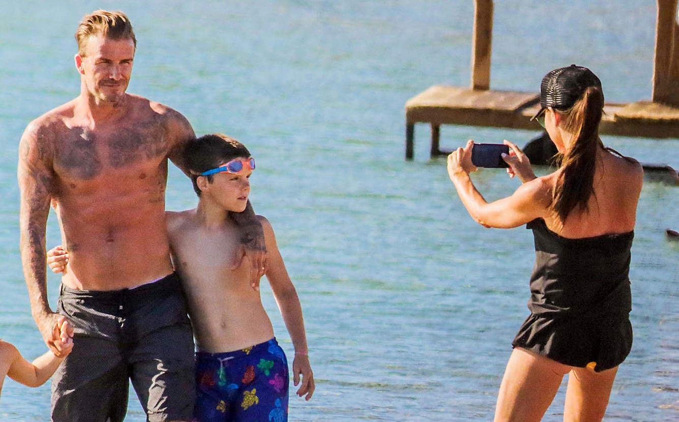 Victoria Beckham capricha na pose para registrar as fotos em viagem de família, veja!