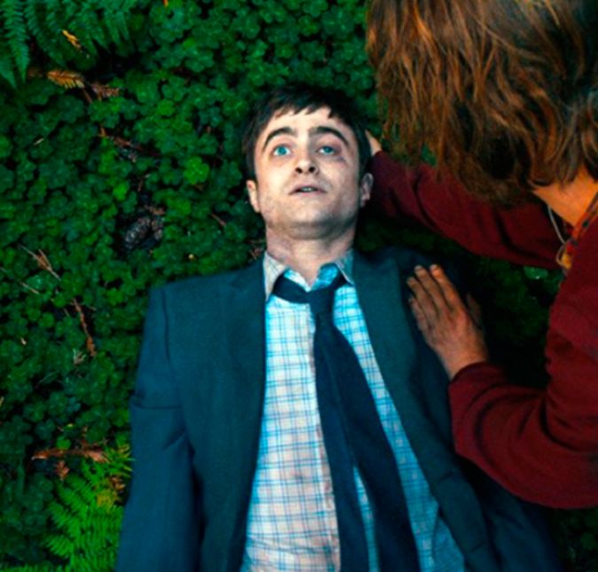 Mas talvez o papel mais polêmico da carreira de Daniel Radcliffe até agora seja no filme Um Cadáver Para Sobreviver, no qual ele interpreta um defunto que sofre com terríveis flatulências e, junto com seu amigo, deve encontrar seu caminho para casa. Mas talvez o papel mais polêmico da carreira de Daniel Radcliffe até agora seja no filme Um Cadáver Para Sobreviver, no qual ele interpreta um defunto que sofre com terríveis flatulências e, junto com seu amigo, deve encontrar seu caminho para casa.