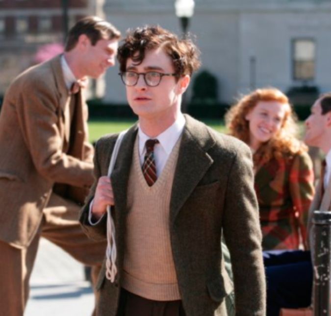 Daniel nem deu tempo de nos recuperarmos do tom sombrio de seu último filme, quando interpretou o poeta Allen Ginsberg, no filme Versos de Um Filme, em 2013. Interpretando Allen, que acaba se apaixonando por um de seus colegas, o editor Lucien Carr, vivido por Dane DeHaan, os dois se envolvem na descoberta de um assassinato. Daniel nem deu tempo de nos recuperarmos do tom sombrio de seu último filme, quando interpretou o poeta Allen Ginsberg, no filme Versos de Um Filme, em 2013. Interpretando Allen, que acaba se apaixonando por um de seus colegas, o editor Lucien Carr, vivido por Dane DeHaan, os dois se envolvem na descoberta de um assassinato.