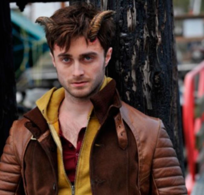 Se esses papéis descritos até agora não lhe deram nenhuma dica de que Daniel não estava de brincadeiras quando o assunto é ser diversificado, esse irá. O ator interpretou um apaixonado namorado que, depois da morte da amada, acaba ganhando chifres no filme Amaldiçoados. Se esses papéis descritos até agora não lhe deram nenhuma dica de que Daniel não estava de brincadeiras quando o assunto é ser diversificado, esse irá. O ator interpretou um apaixonado namorado que, depois da morte da amada, acaba ganhando chifres no filme Amaldiçoados.