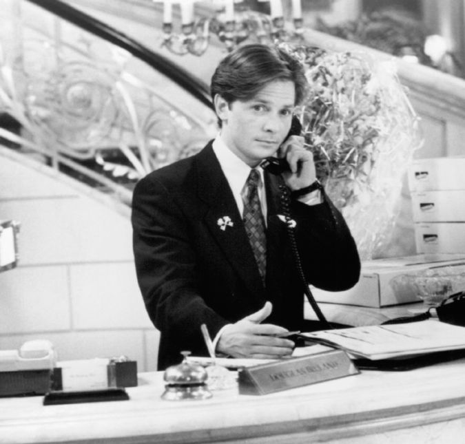 Por Amor ou Por Dinheiro foi lançado em 1993 e conta a história de Doug, um jovem que trabalha todos os dias como recepcionista em um luxuoso hotel, com o objetivo de guardar dinheiro para montar o seu próprio negócio. Acontece que ao descobrir como poderia ter a ajuda financeira que precisava, ele acaba tendo que escolher entre o amor ou o dinheiro, já que o seu salvador estaria tendo um caso com a mulher que ele ama. Complicado, não é mesmo? Por Amor ou Por Dinheiro foi lançado em 1993 e conta a história de Doug, um jovem que trabalha todos os dias como recepcionista em um luxuoso hotel, com o objetivo de guardar dinheiro para montar o seu próprio negócio. Acontece que ao descobrir como poderia ter a ajuda financeira que precisava, ele acaba tendo que escolher entre o amor ou o dinheiro, já que o seu salvador estaria tendo um caso com a mulher que ele ama. Complicado, não é mesmo?