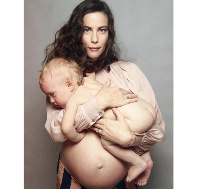 Liv Tyler posa deslumbrante com seus bebês para a <i>Vogue</i>, veja a foto!
