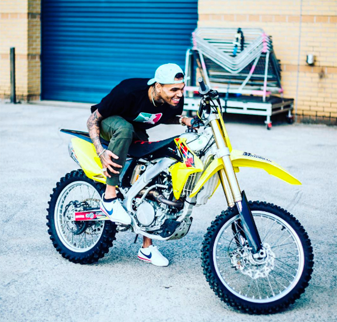 Chris Brown é detido por dirigir moto sem placa e é liberado pelo seu charme, entenda!
