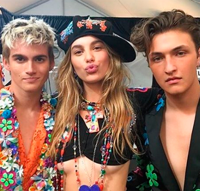 Filhos das modelos Cindy Crawford e Yolanda Hadid desfilam juntos nas passarelas da <I>Moschino</I>