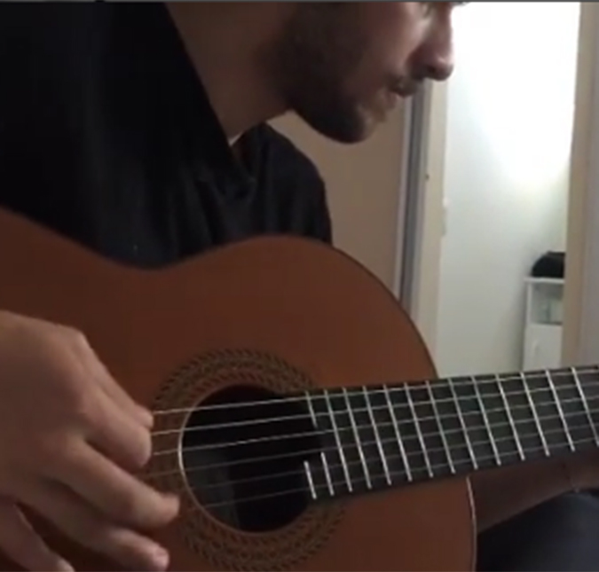 Após Chay Suede publicar foto de Laura Neiva, atriz posta vídeo dele tocando violão!