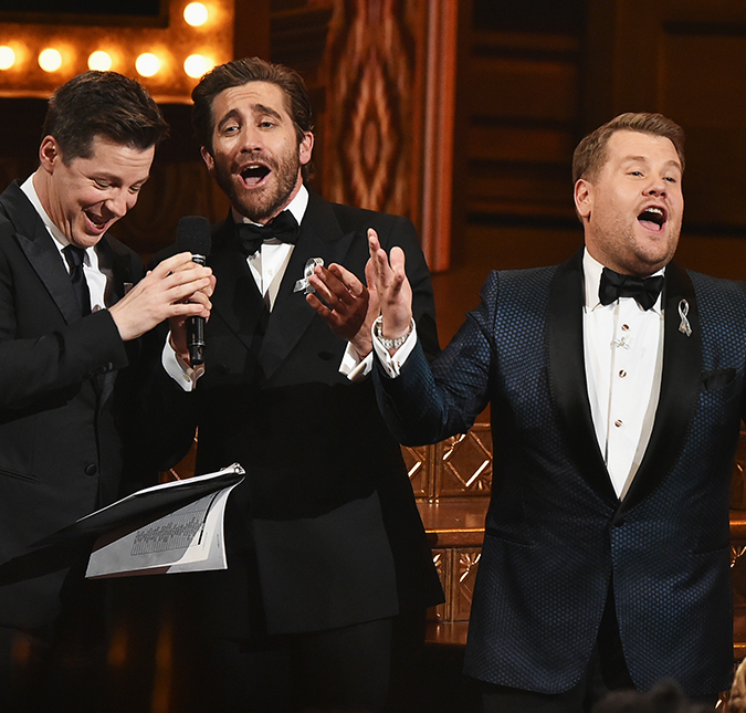 Jake Gyllenhaal, Sean Hayes e James Corden cantam <I>A Whole New World</I> no <I>Tony Awards 2016</I>, veja!