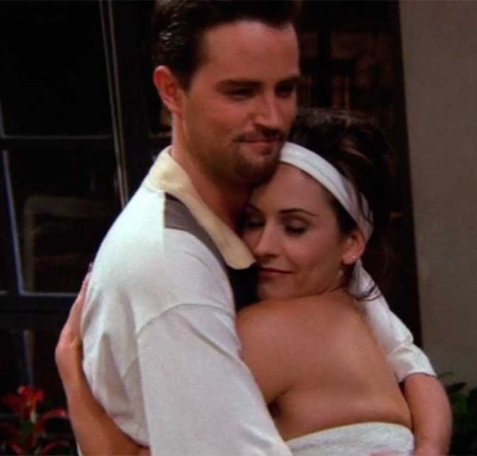 E Chandler realmente era um amigo fiel e ótimo nos conselhos. No episódio dos flashbacks, Monica estava bem triste, porque Phoebe tinha desistido de morar com ela. A cozinheira ficou se questionando se era tão horrível assim e se esse seria o motivo para não ter um namorado. Ele, todo fofo, consolou a amiga e ainda chegou a dizer que não sabia o porquê Monica ainda estava sozinha. Nós temos essa resposta, porque ela estava destinada a ficar com você, Chandler. O casal mais fofo de todos os tempos! E Chandler realmente era um amigo fiel e ótimo nos conselhos. No episódio dos flashbacks, Monica estava bem triste, porque Phoebe tinha desistido de morar com ela. A cozinheira ficou se questionando se era tão horrível assim e se esse seria o motivo para não ter um namorado. Ele, todo fofo, consolou a amiga e ainda chegou a dizer que não sabia o porquê Monica ainda estava sozinha. Nós temos essa resposta, porque ela estava destinada a ficar com você, Chandler. O casal mais fofo de todos os tempos!