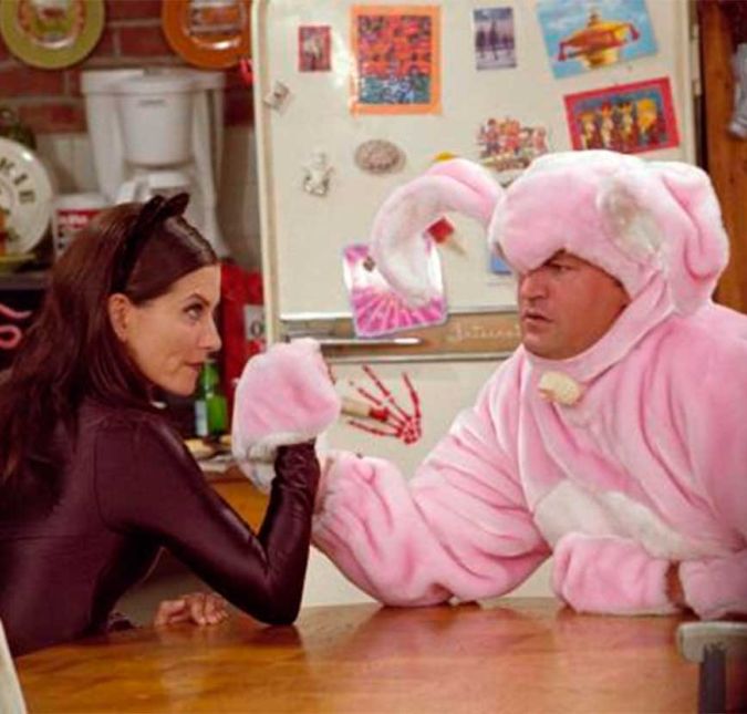 Mas, vamos combinar que antes de Monica e Chandler se tornarem um casal, eles eram grandes amigos, e como amigos, tiveram histórias divertidas. Monica, por exemplo, há muito tempo fez com que Chandler tivesse um probleminha com o dedo após um incidente com uma faca - quem se lembra? Mas, isso são águas passadas, assim com a luta de braço entre a Mulher Gato e o coelhinho fofinho no Halloween. Já dá para saber quem ganhou, não é mesmo? Mas, vamos combinar que antes de Monica e Chandler se tornarem um casal, eles eram grandes amigos, e como amigos, tiveram histórias divertidas. Monica, por exemplo, há muito tempo fez com que Chandler tivesse um probleminha com o dedo após um incidente com uma faca - quem se lembra? Mas, isso são águas passadas, assim com a luta de braço entre a Mulher Gato e o coelhinho fofinho no Halloween. Já dá para saber quem ganhou, não é mesmo?