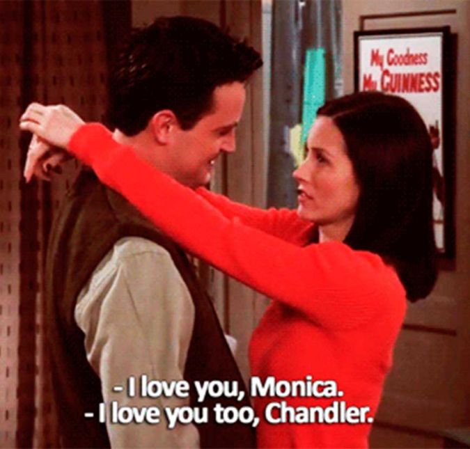 Depois desse primeiro beijo, os dois tentaram, em vão, esconder o romance dos amigos, mas amor já tinha surgido entre eles, não tinha mais jeito. Um dos momentos mais bonitinhos dos dois foi no episódio em que Phoebe, interpretado pela Lisa Kudrow, dá em cima de Chandler só para fazer com que ele assuma que está apaixonado por Monica. O plano dá certo e os dois acabam se declarando um para o outro - e ainda rola o primeiro beijo na frente dos amigos Joey, Matt LeBlanc, Phoebe e Rachel, Jennifer Aniston. Depois desse primeiro beijo, os dois tentaram, em vão, esconder o romance dos amigos, mas amor já tinha surgido entre eles, não tinha mais jeito. Um dos momentos mais bonitinhos dos dois foi no episódio em que Phoebe, interpretado pela Lisa Kudrow, dá em cima de Chandler só para fazer com que ele assuma que está apaixonado por Monica. O plano dá certo e os dois acabam se declarando um para o outro - e ainda rola o primeiro beijo na frente dos amigos Joey, Matt LeBlanc, Phoebe e Rachel, Jennifer Aniston.