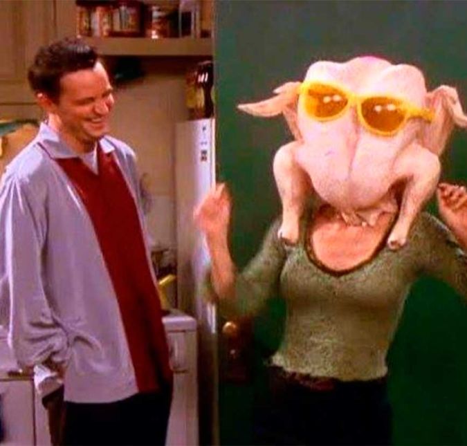 E, claro, momentos engraçados eram a especialidade do casal. Monica até deu uma dica infalível na série: está brigada com o namorado e não sabe o que fazer para ficar de bem? Coloque um peru na cabeça, dance e pronto, não tem com a briga continuar depois disso - não é mesmo, Chandler? Quem sabe não rola aquele primeiro Eu te amo? E, claro, momentos engraçados eram a especialidade do casal. Monica até deu uma dica infalível na série: está brigada com o namorado e não sabe o que fazer para ficar de bem? Coloque um peru na cabeça, dance e pronto, não tem com a briga continuar depois disso - não é mesmo, Chandler? Quem sabe não rola aquele primeiro Eu te amo?