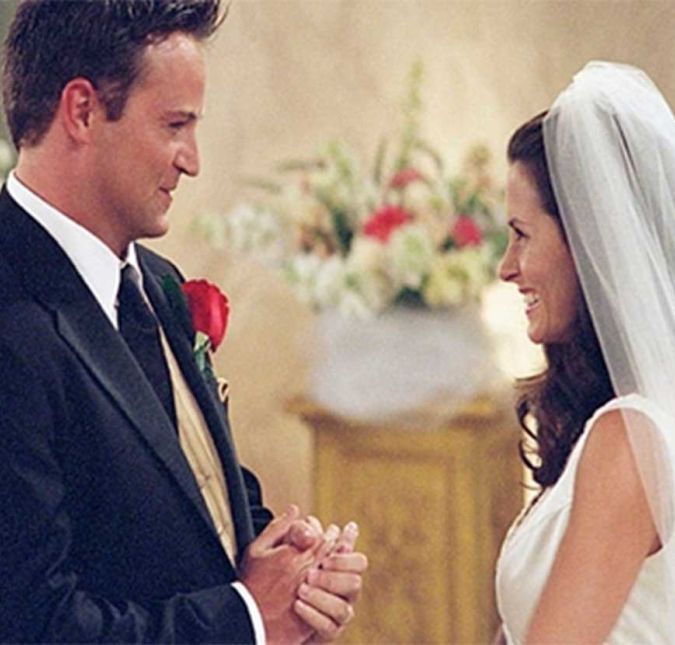 Mas não foi só nesse momento que os dois derreteram os nossos corações. Quem se lembra do episódio em que os dois se casaram? Cheio de declarações de amor, a data especial não se tornou apenas um dia maravilhoso para Monica e Chandler, como para nós, que shippavamos esses dois desde o comecinho. Mas não foi só nesse momento que os dois derreteram os nossos corações. Quem se lembra do episódio em que os dois se casaram? Cheio de declarações de amor, a data especial não se tornou apenas um dia maravilhoso para Monica e Chandler, como para nós, que shippavamos esses dois desde o comecinho.