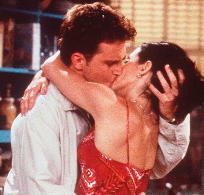 E, claro, como todo relacionamento, às vezes as brigas eram bem complicadas entre os dois. Mas se o truque do peru não funcionasse, eles já tinham um plano B: terminar tudo com aquele beijão de tirar o fôlego. Com diria Monica, Chandler é realmente bom de beijo! E, claro, como todo relacionamento, às vezes as brigas eram bem complicadas entre os dois. Mas se o truque do peru não funcionasse, eles já tinham um plano B: terminar tudo com aquele beijão de tirar o fôlego. Com diria Monica, Chandler é realmente bom de beijo!